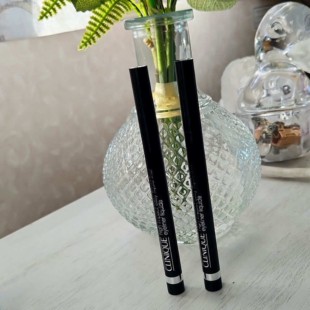 2 High Impact Easy Liquid Eyeliner in Black - Picture 1 of 4